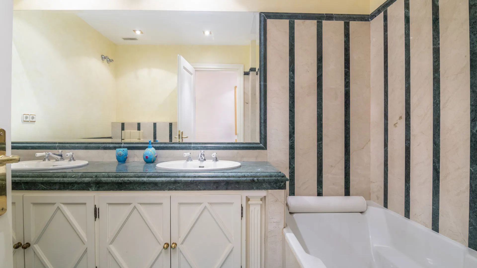 Comprar apartamento con 3 dormitorios en Lomas de Sierra Blanca