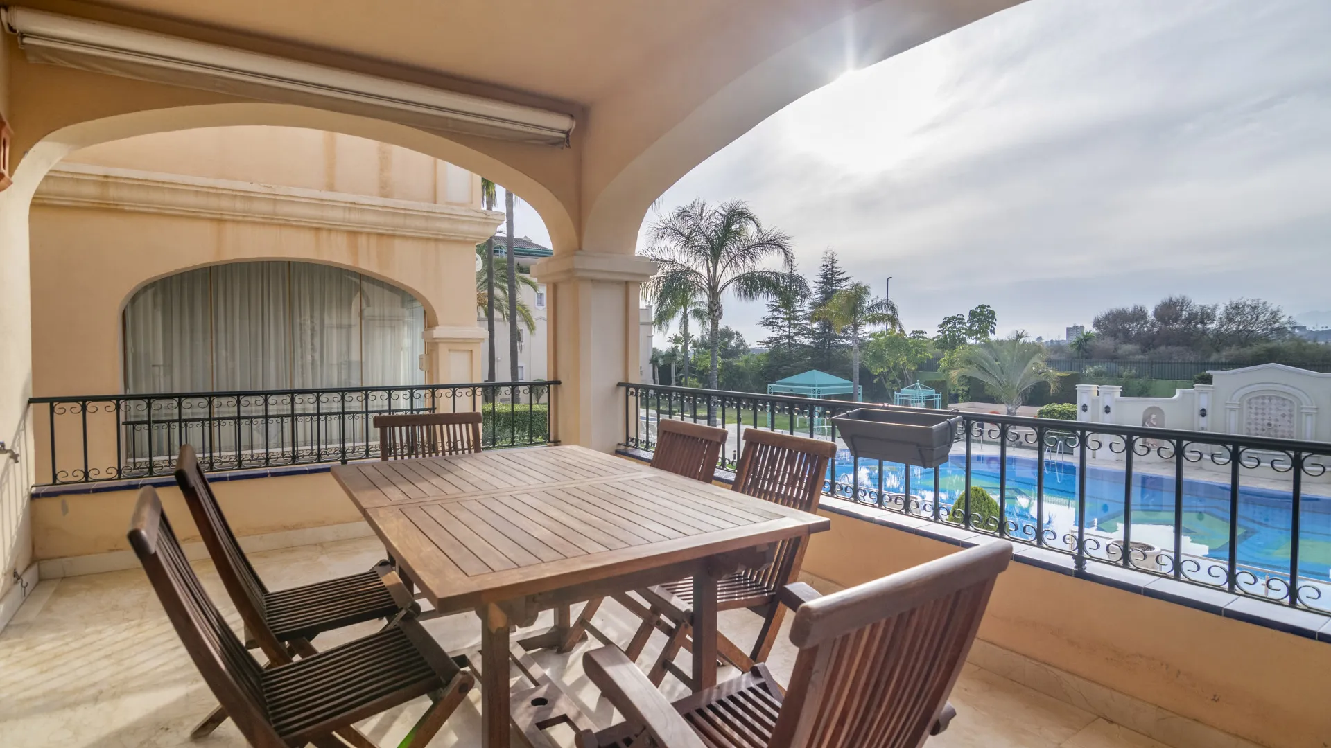 Comprar apartamento con 3 dormitorios en Lomas de Sierra Blanca