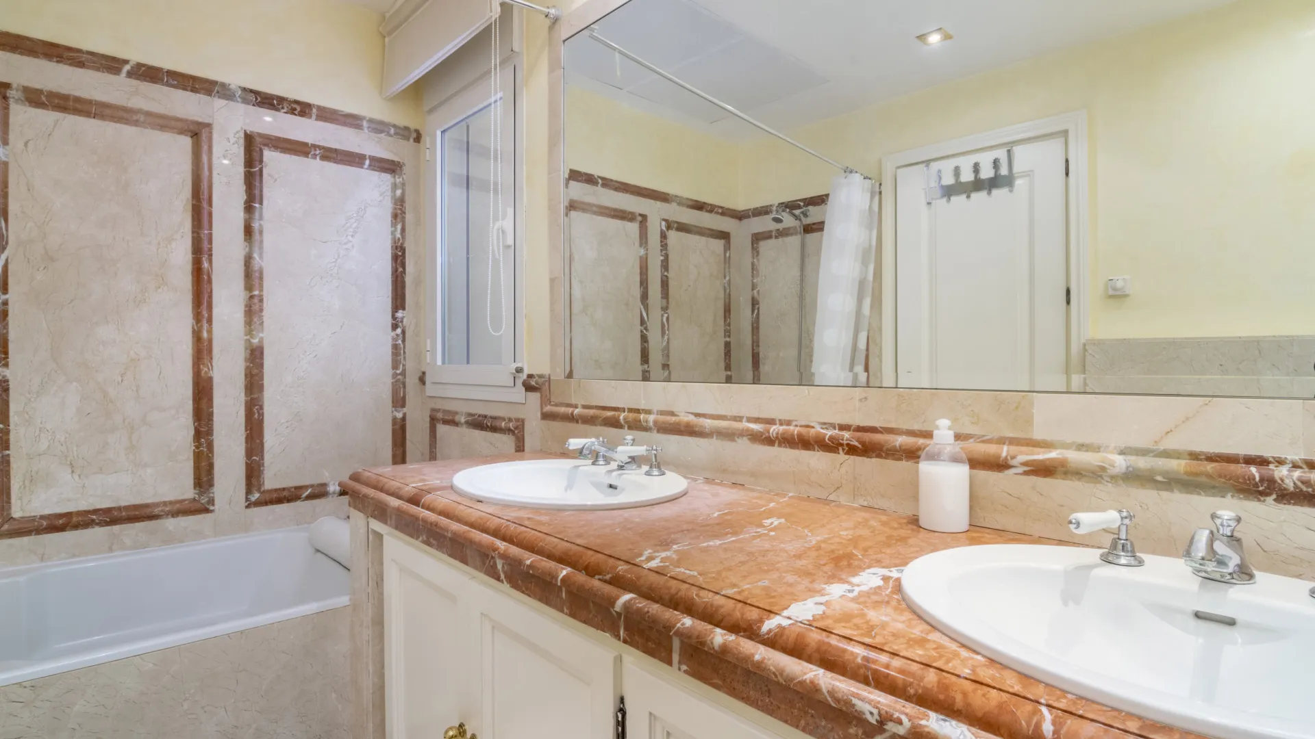 Comprar apartamento con 3 dormitorios en Lomas de Sierra Blanca