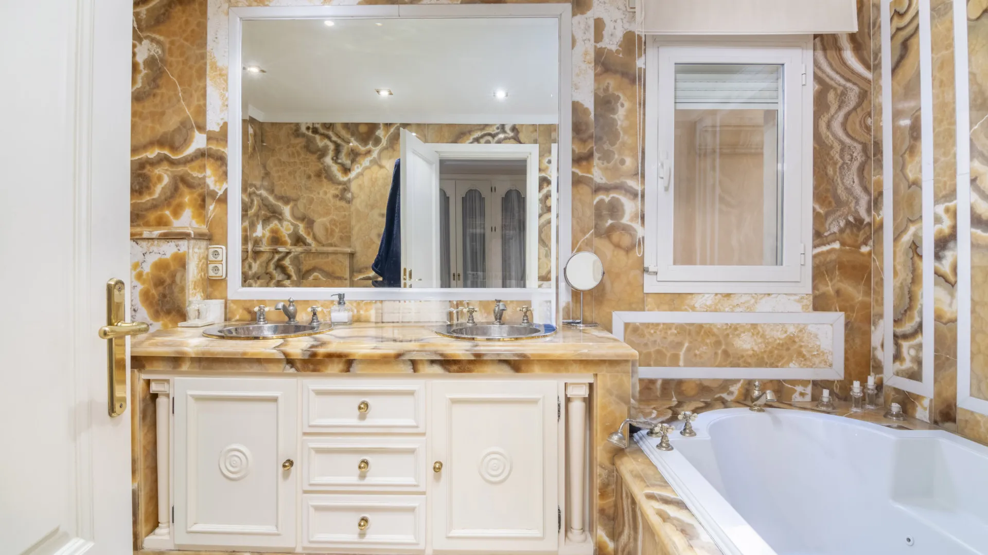 Comprar apartamento con 3 dormitorios en Lomas de Sierra Blanca