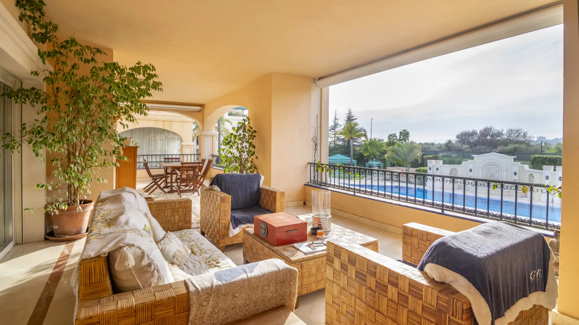 Comprar apartamento con 3 dormitorios en Lomas de Sierra Blanca