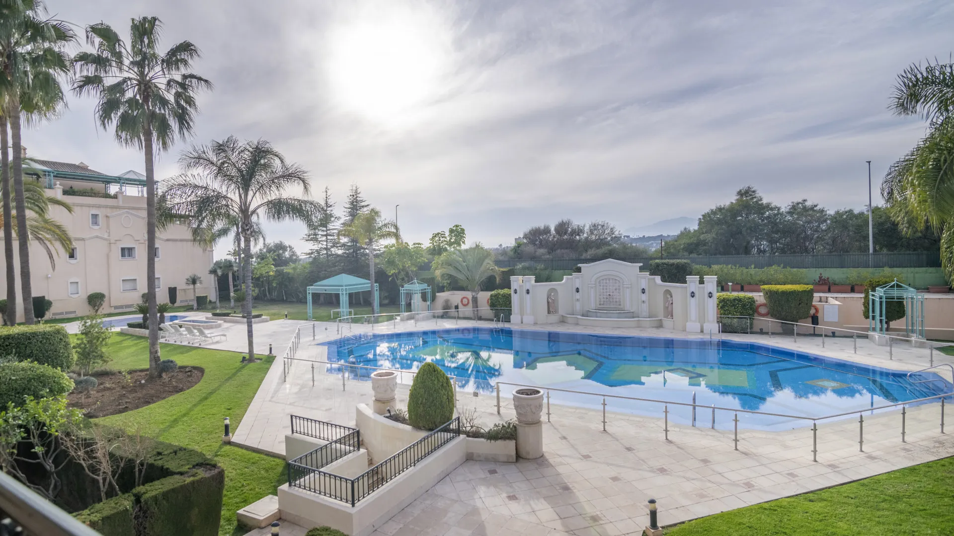 Comprar apartamento con 3 dormitorios en Lomas de Sierra Blanca