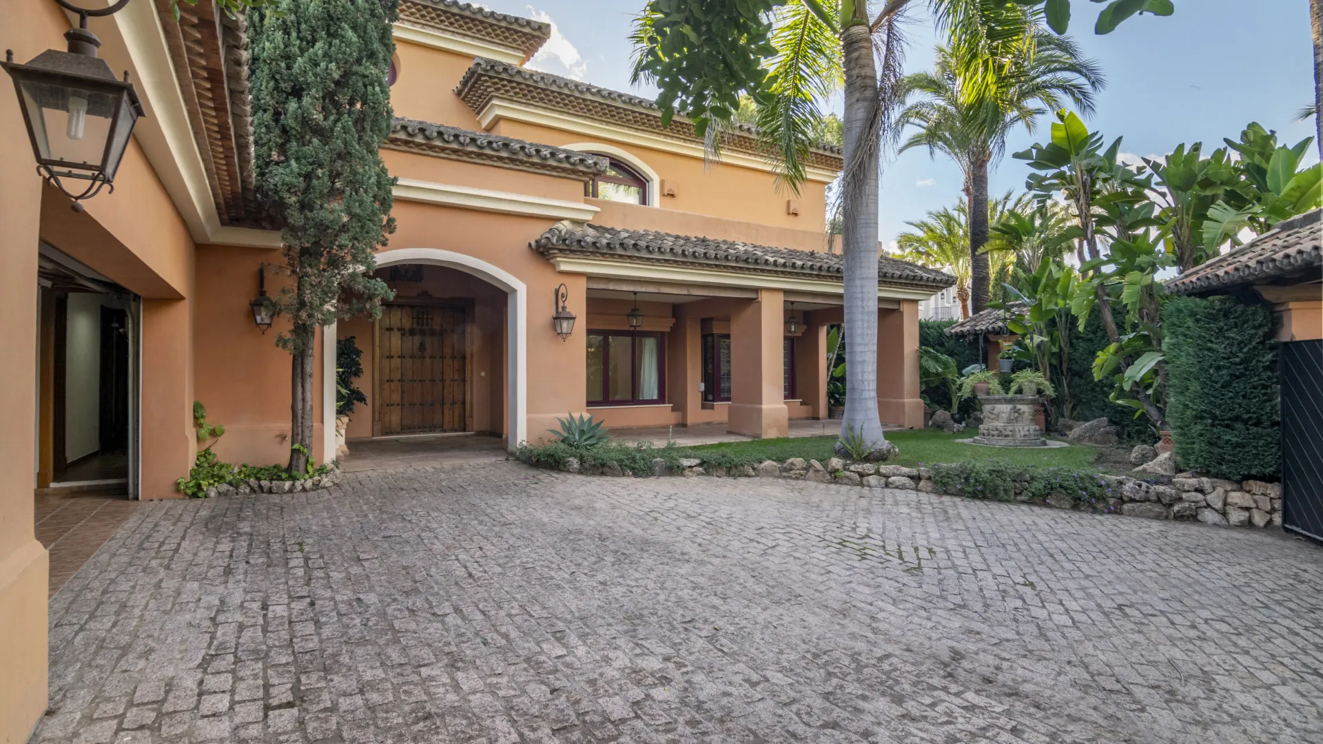 Altos Reales 5 bedrooms villa for sale