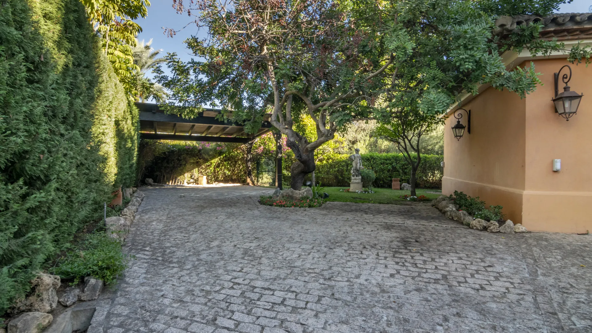 Altos Reales 5 bedrooms villa for sale