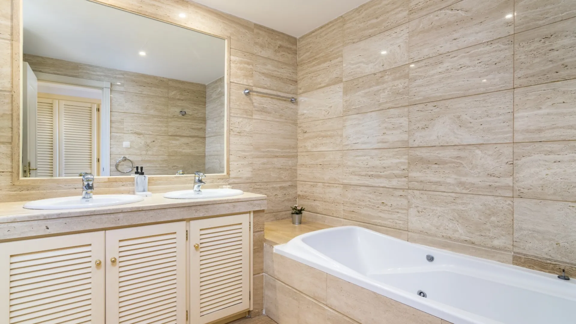 Se vende apartamento planta baja en Albatross Hill