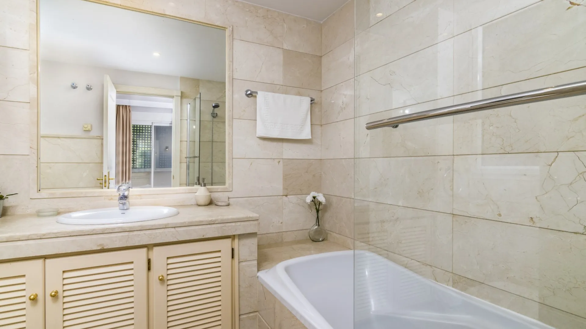Se vende apartamento planta baja en Albatross Hill
