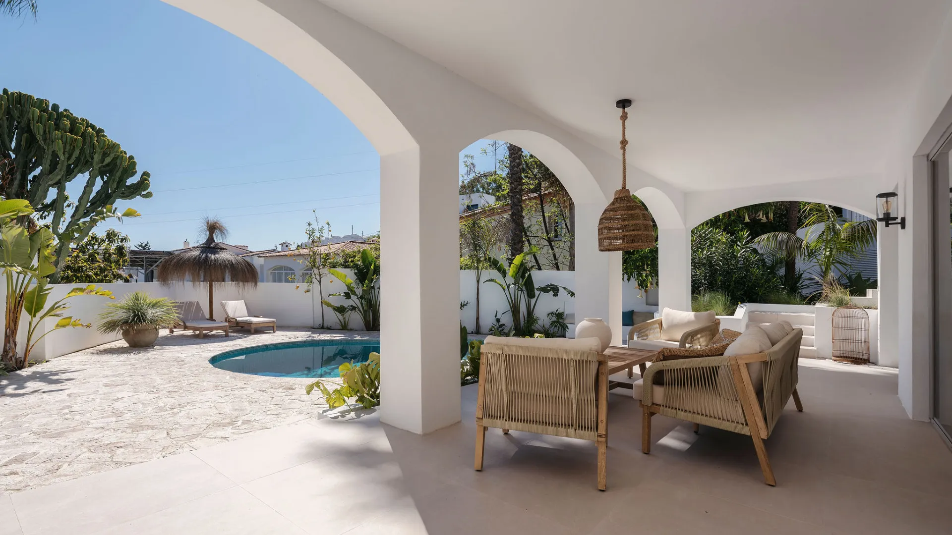 Villa for sale in Nueva Andalucia