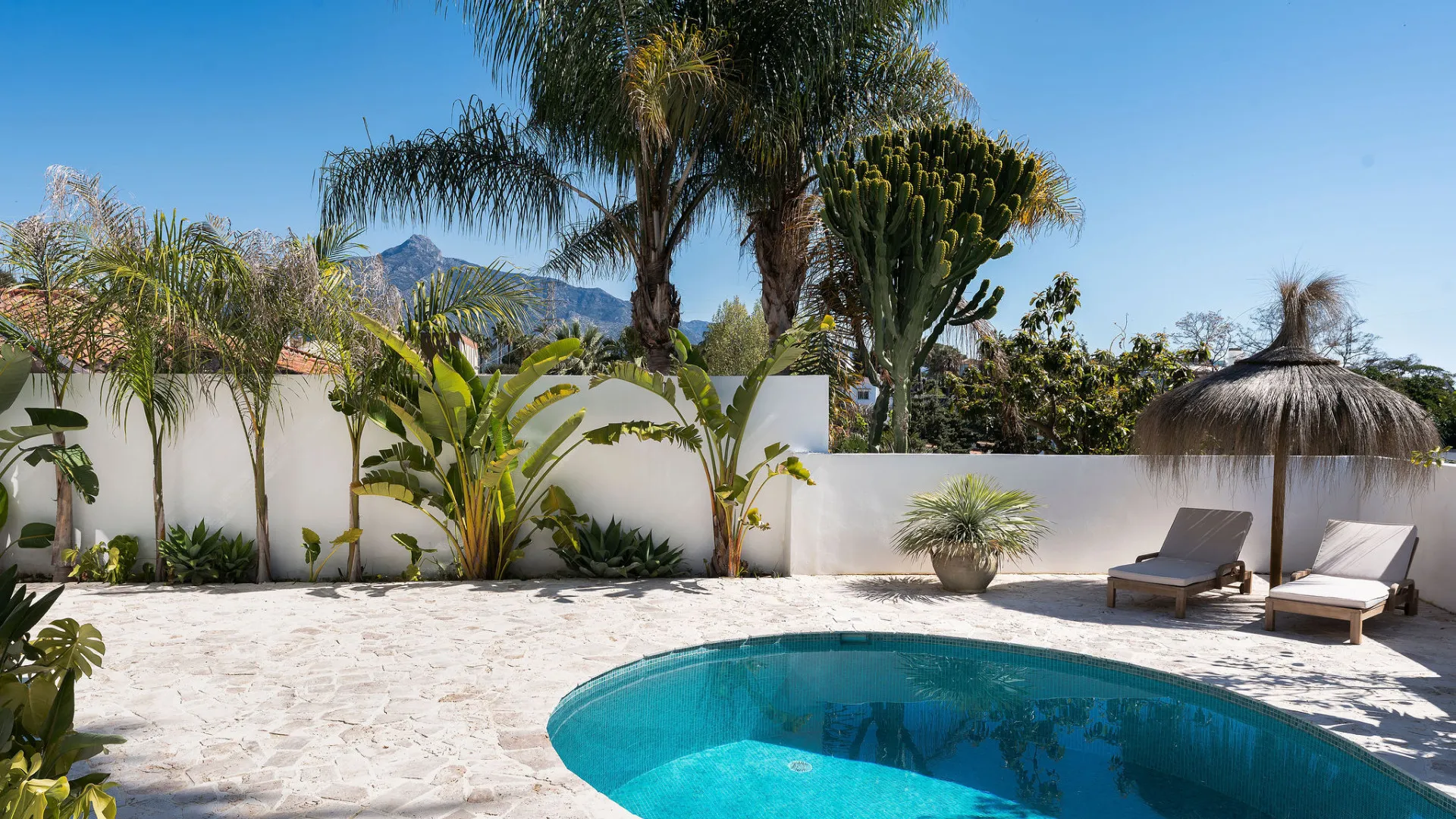 Villa for sale in Nueva Andalucia