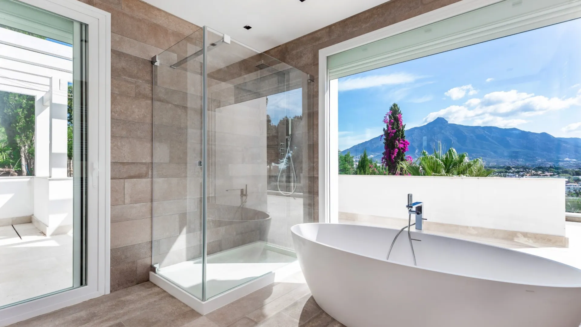 Comprar villa con 6 dormitorios en Las Brisas