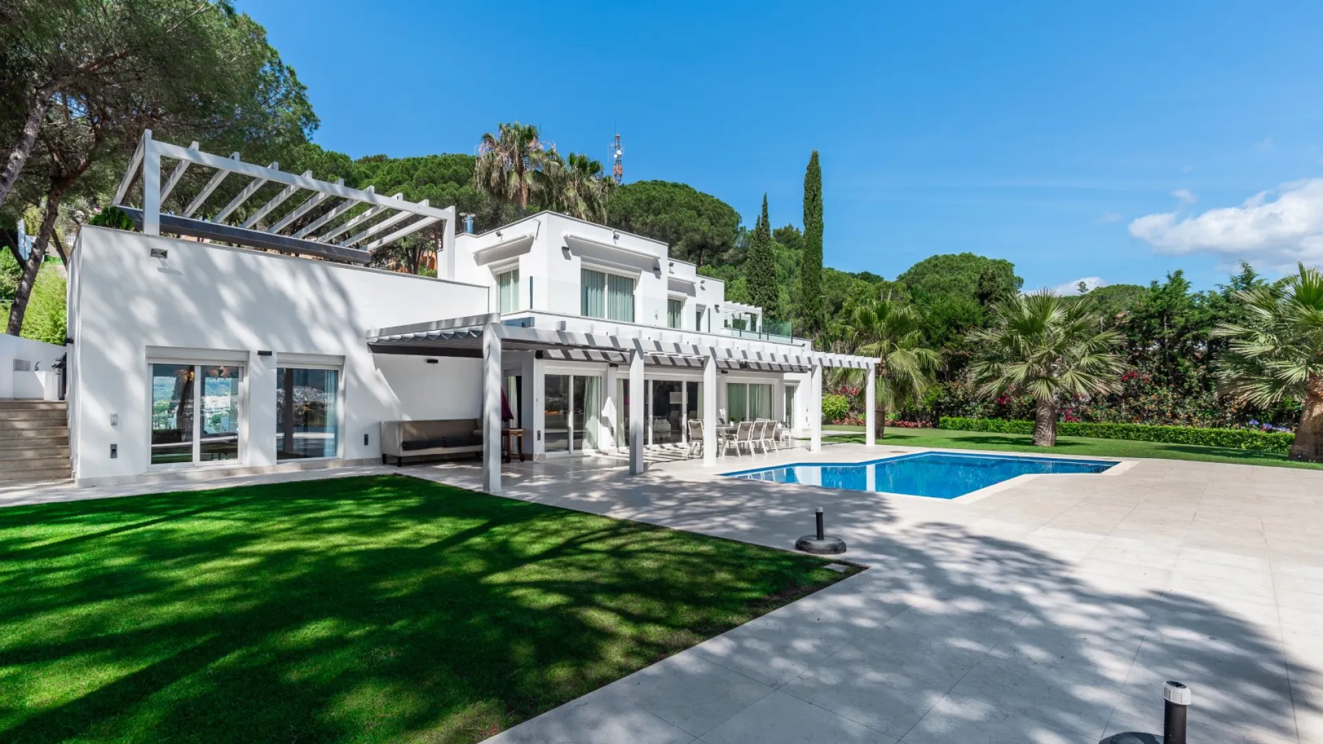 Comprar villa con 6 dormitorios en Las Brisas