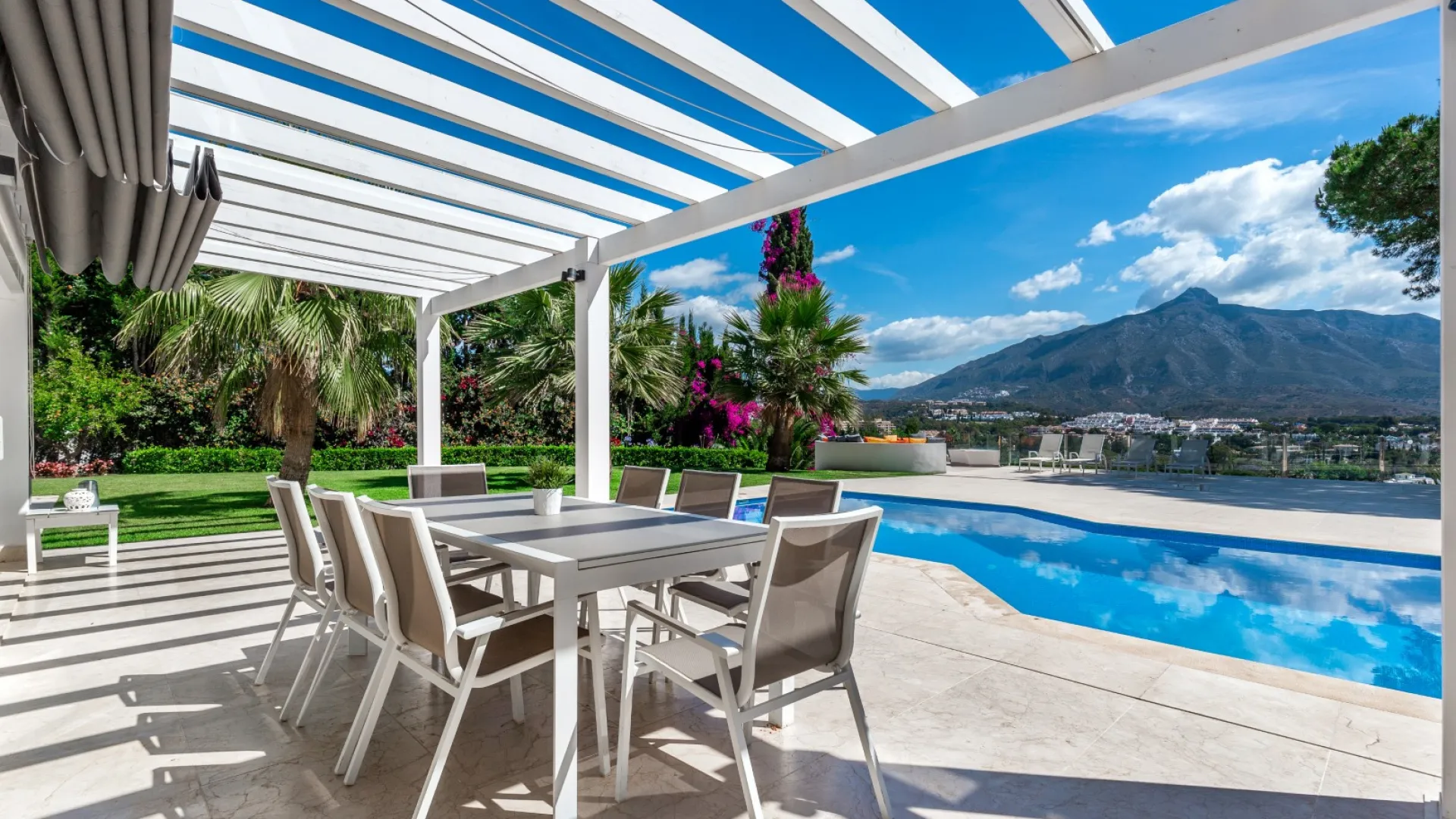 Comprar villa con 6 dormitorios en Las Brisas