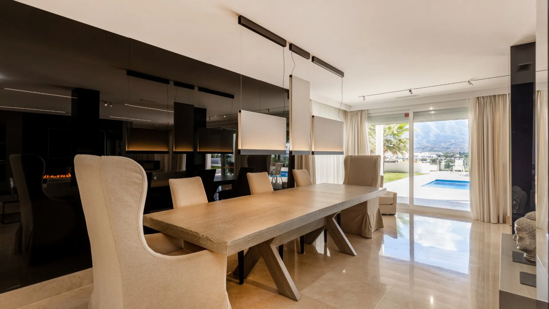 Comprar villa con 6 dormitorios en Las Brisas