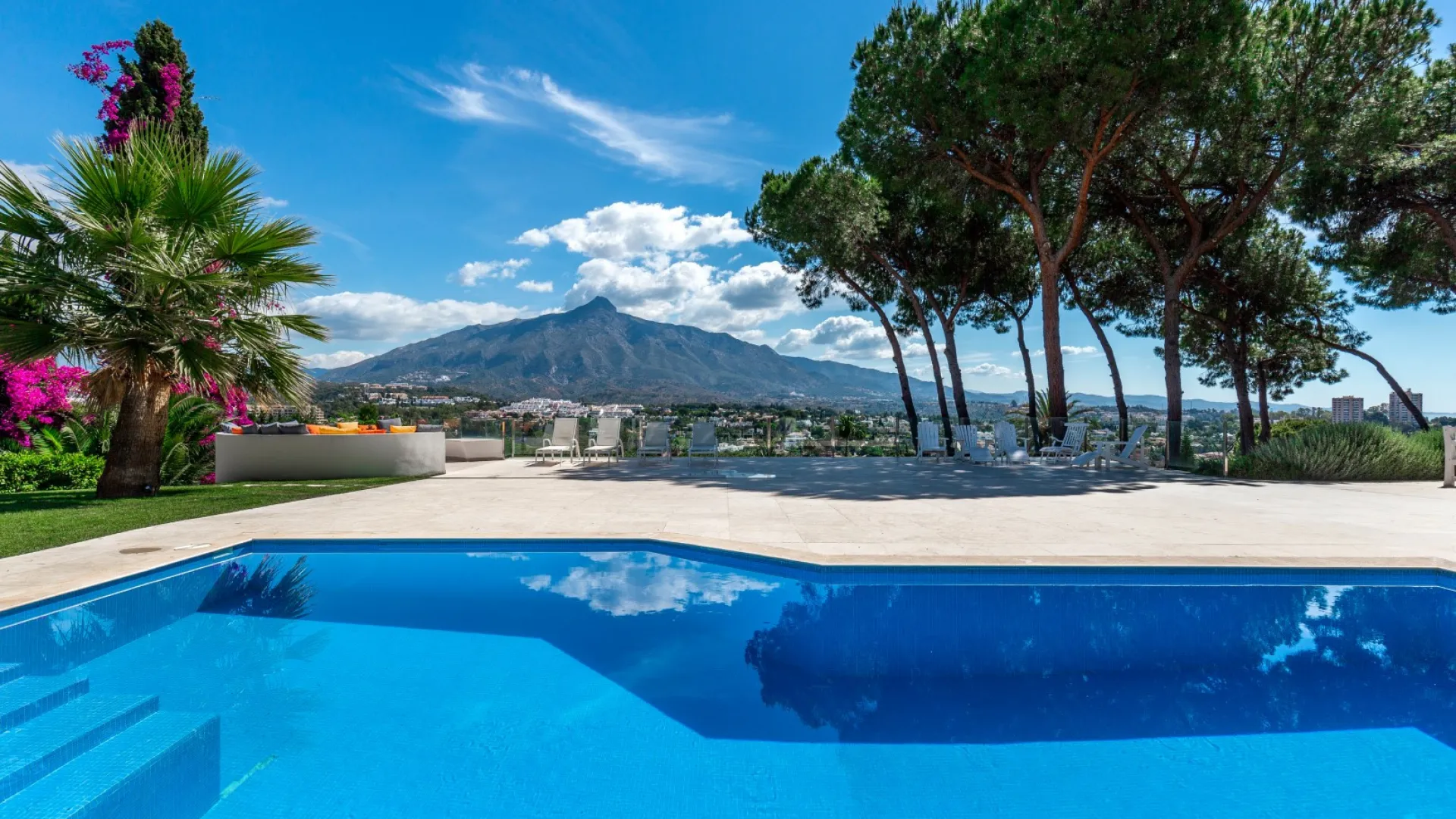 Comprar villa con 6 dormitorios en Las Brisas