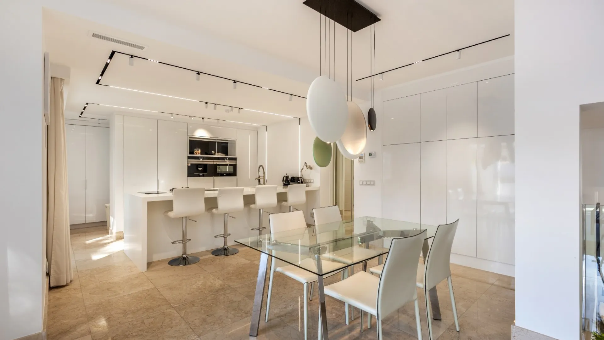 Comprar villa con 6 dormitorios en Las Brisas