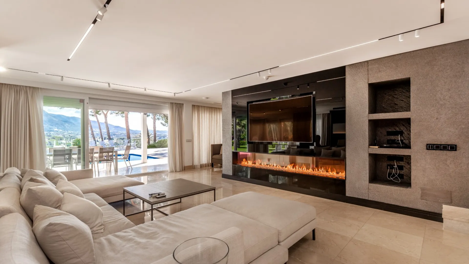 Comprar villa con 6 dormitorios en Las Brisas