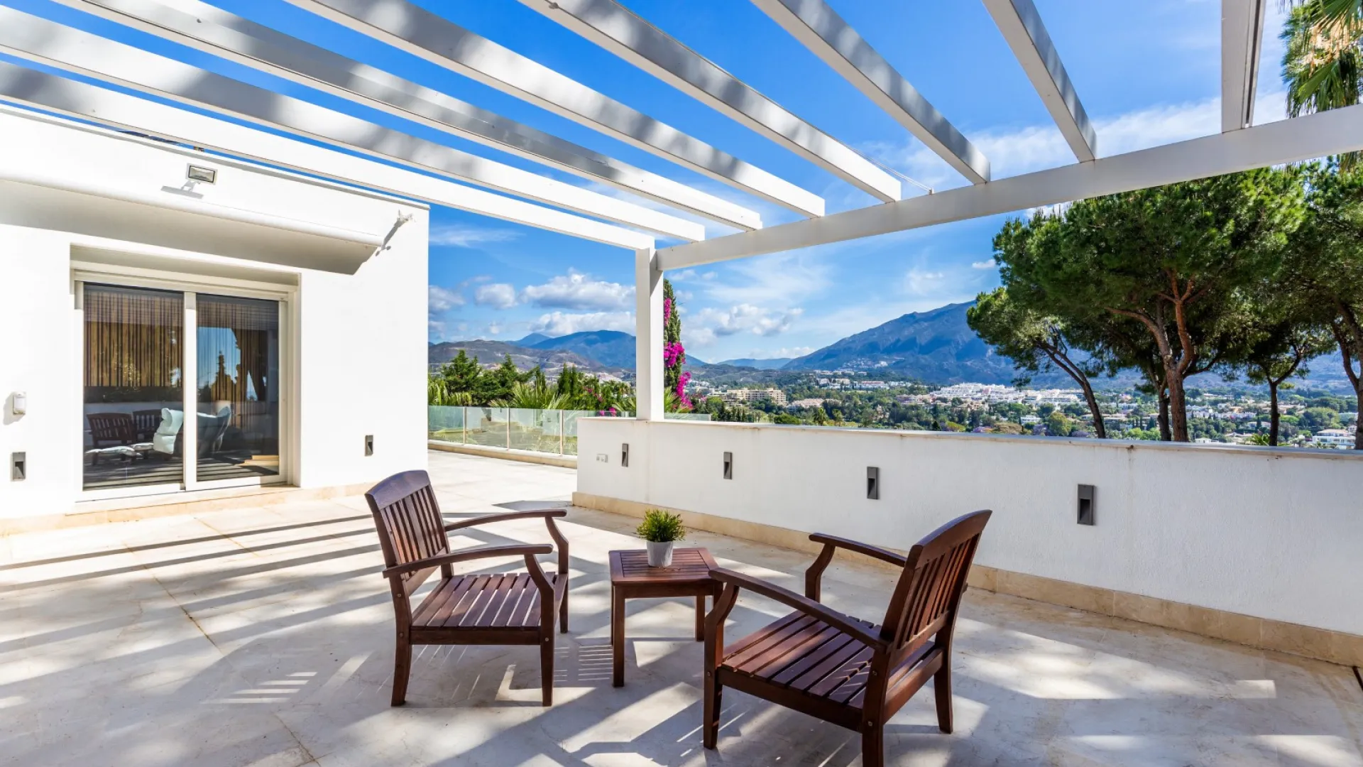 Comprar villa con 6 dormitorios en Las Brisas