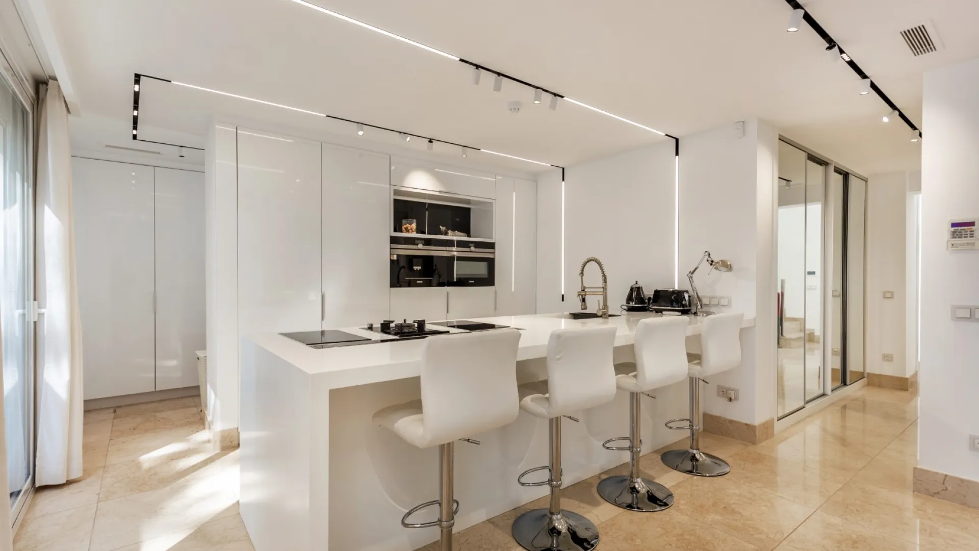 Comprar villa con 6 dormitorios en Las Brisas