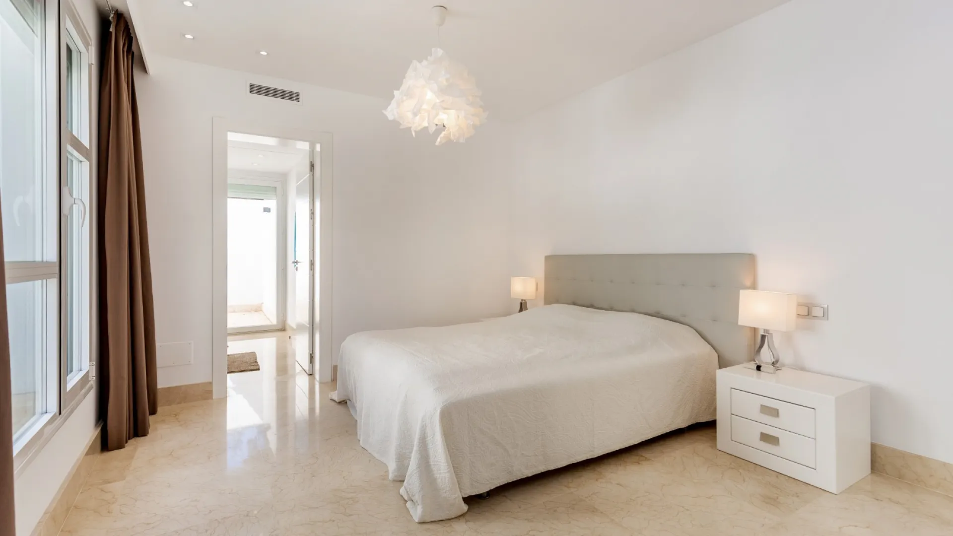 Comprar villa con 6 dormitorios en Las Brisas