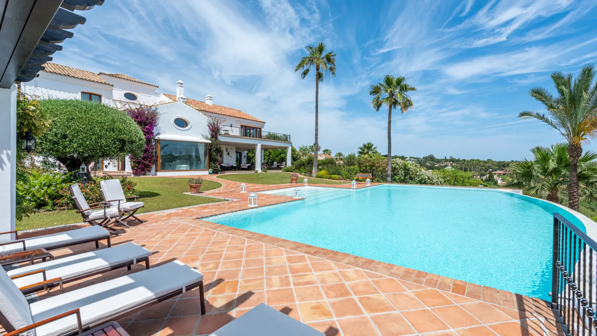 For sale 7 bedrooms villa in Zona F