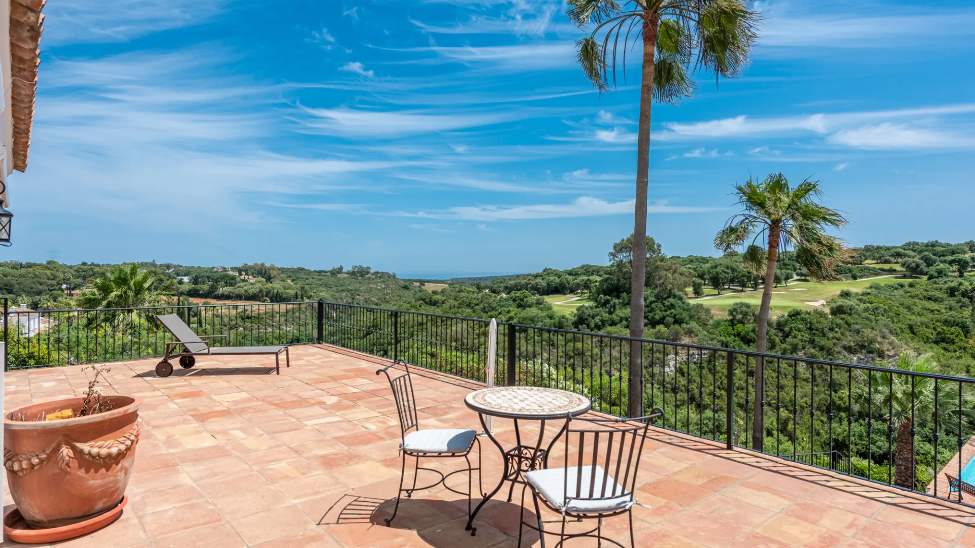 For sale 7 bedrooms villa in Zona F