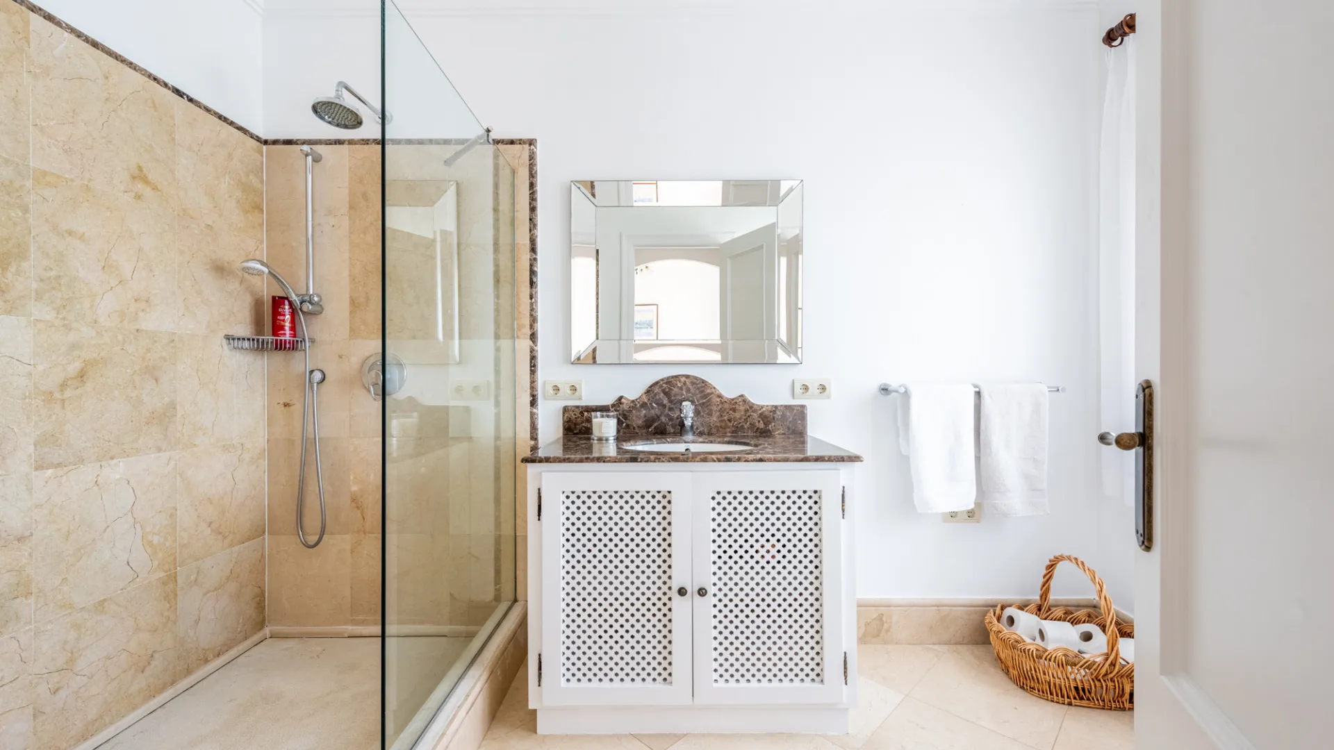 For sale 7 bedrooms villa in Zona F