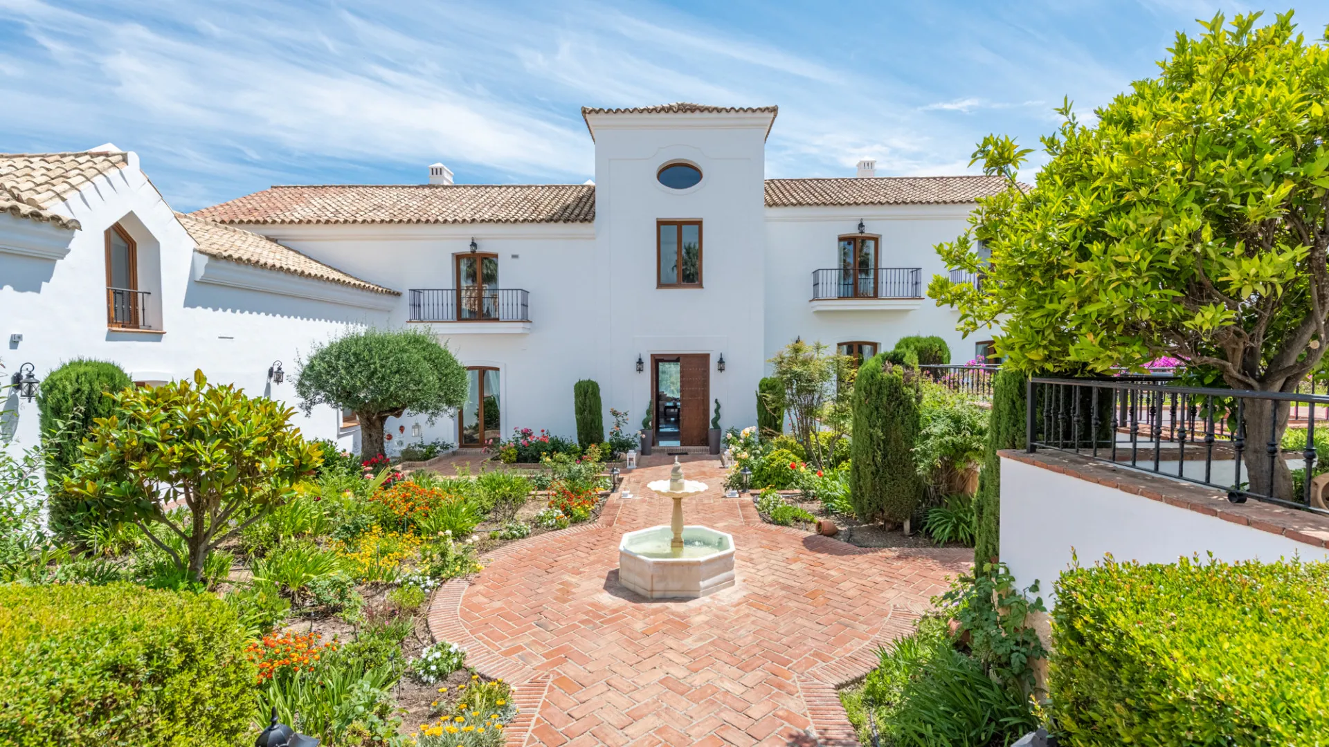 For sale 7 bedrooms villa in Zona F