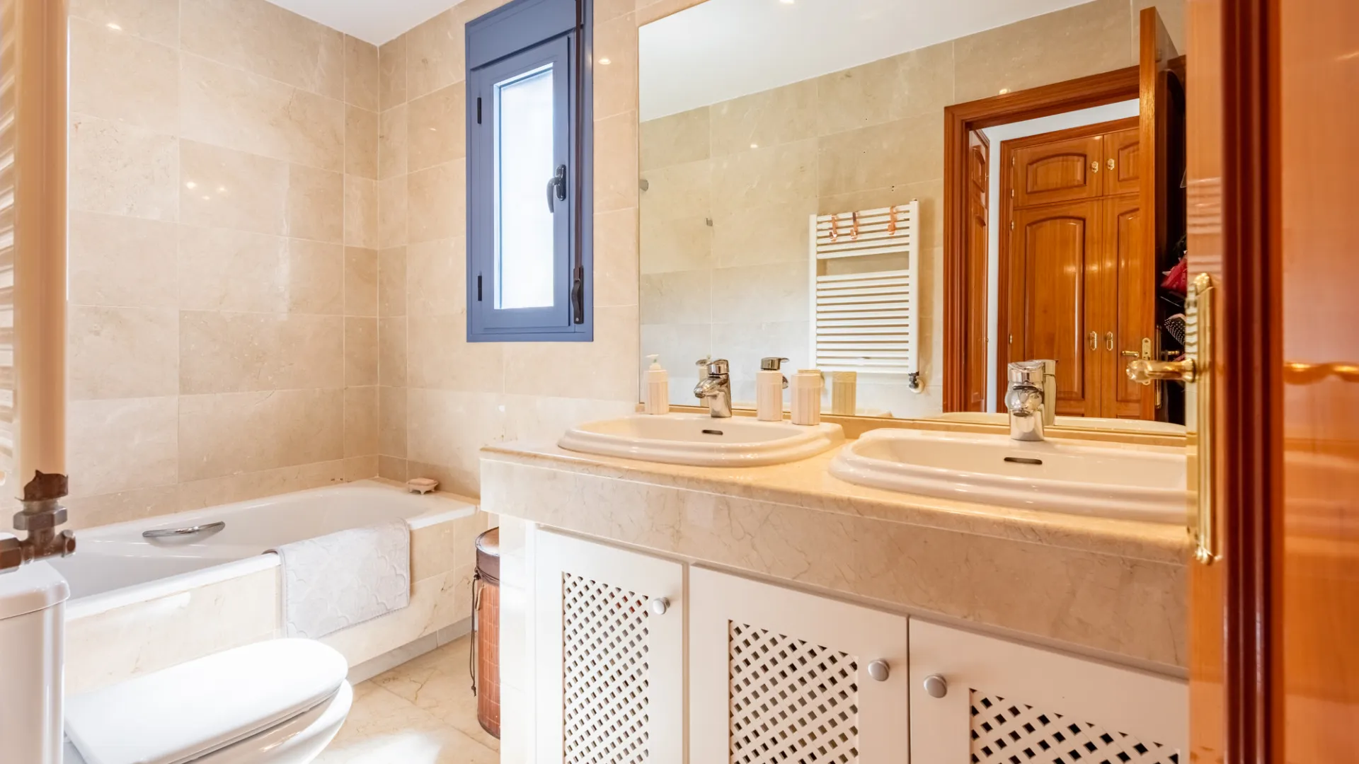 For sale 6 bedrooms villa in Zona B
