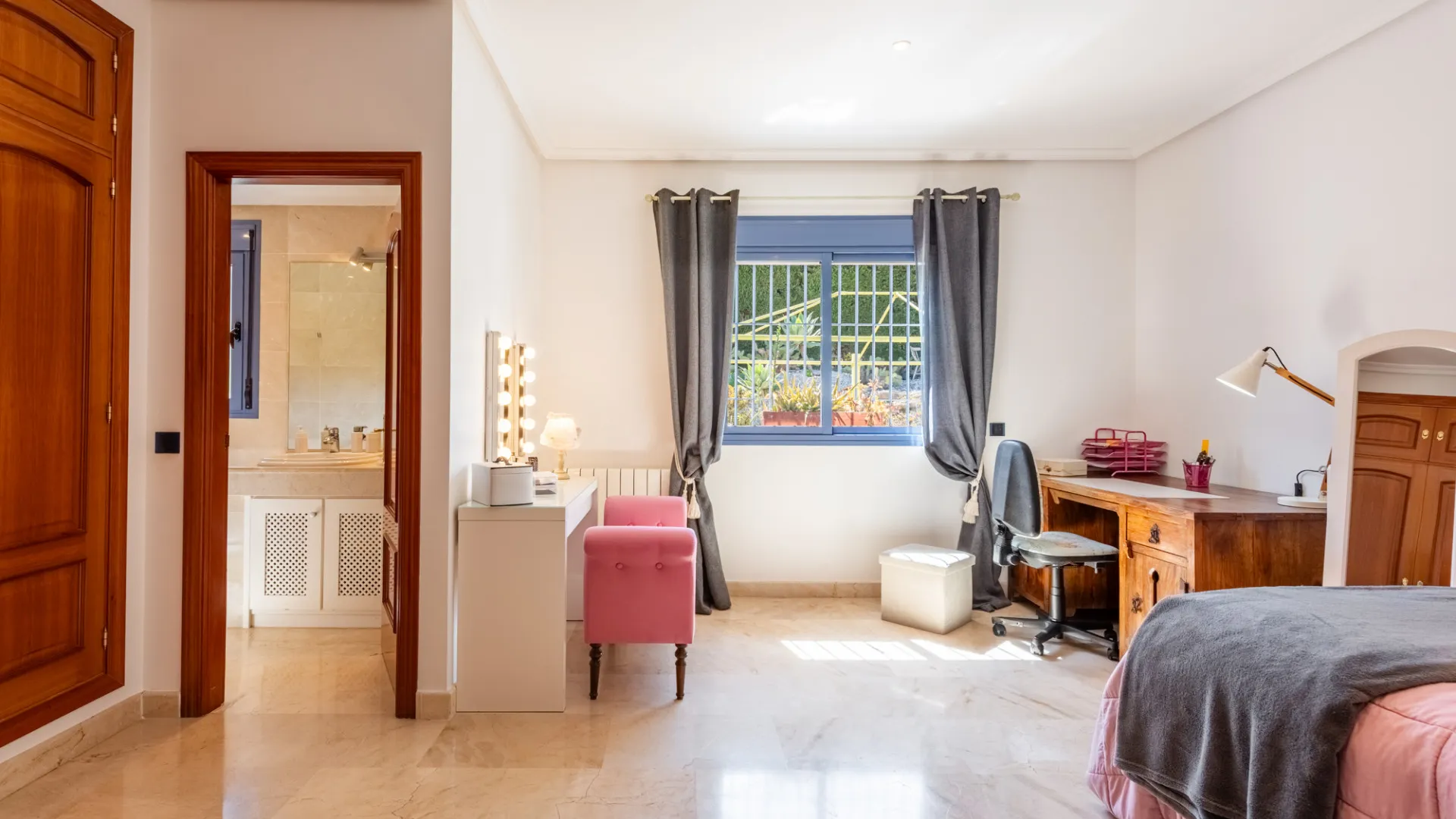 For sale 6 bedrooms villa in Zona B