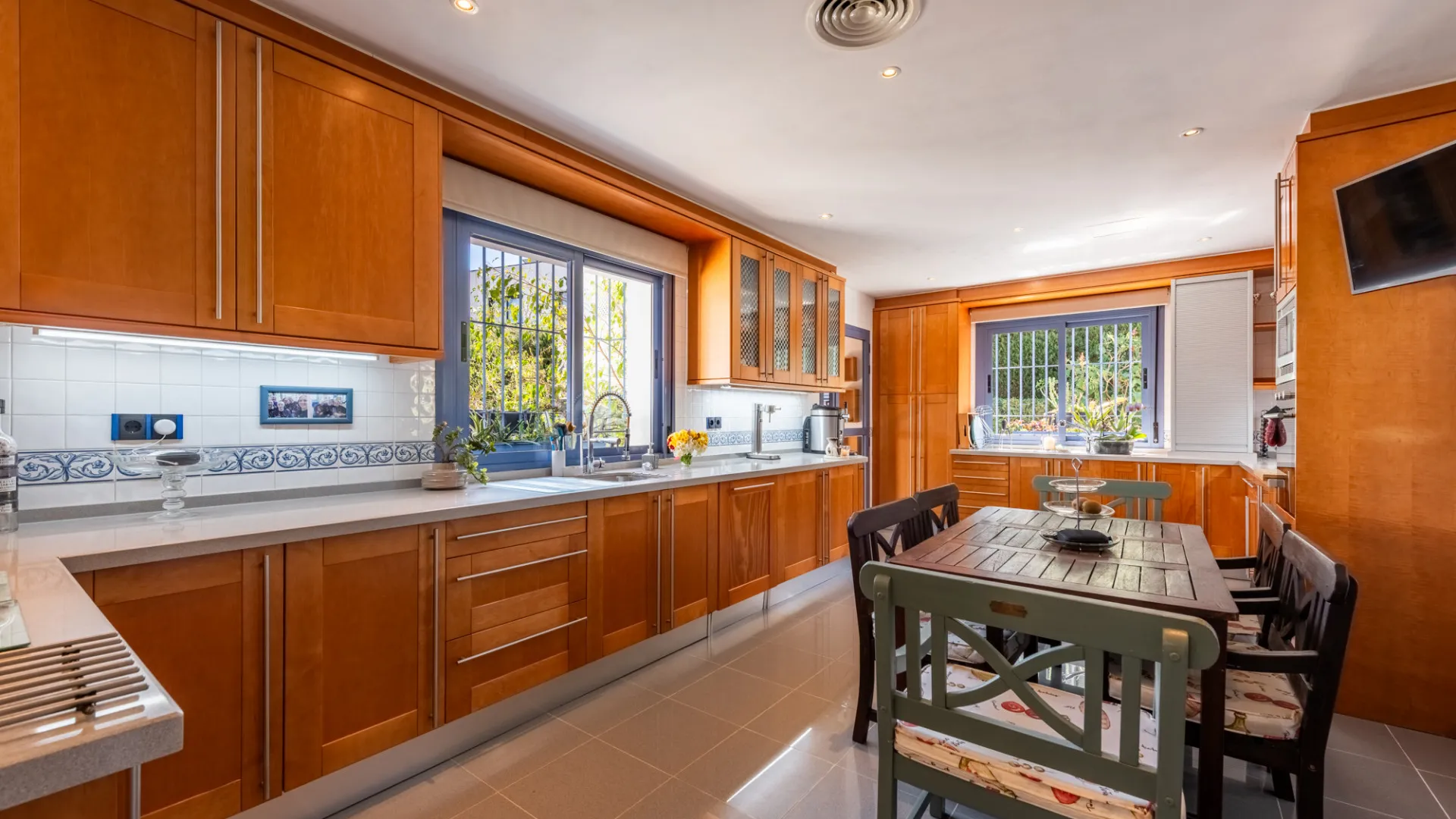For sale 6 bedrooms villa in Zona B