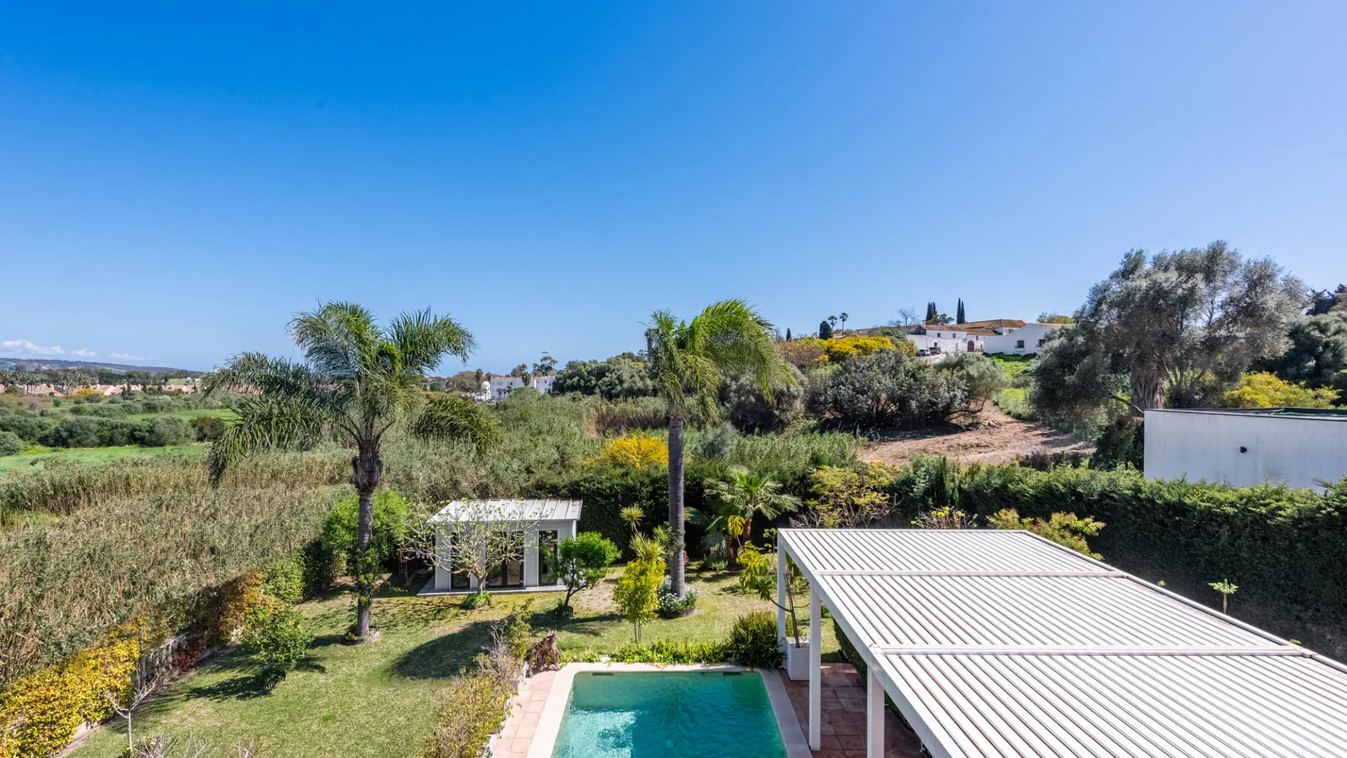 For sale 6 bedrooms villa in Zona B