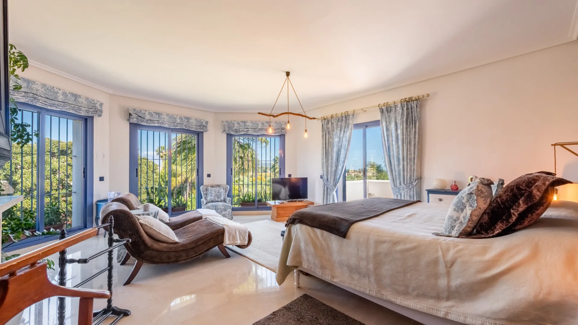 For sale 6 bedrooms villa in Zona B