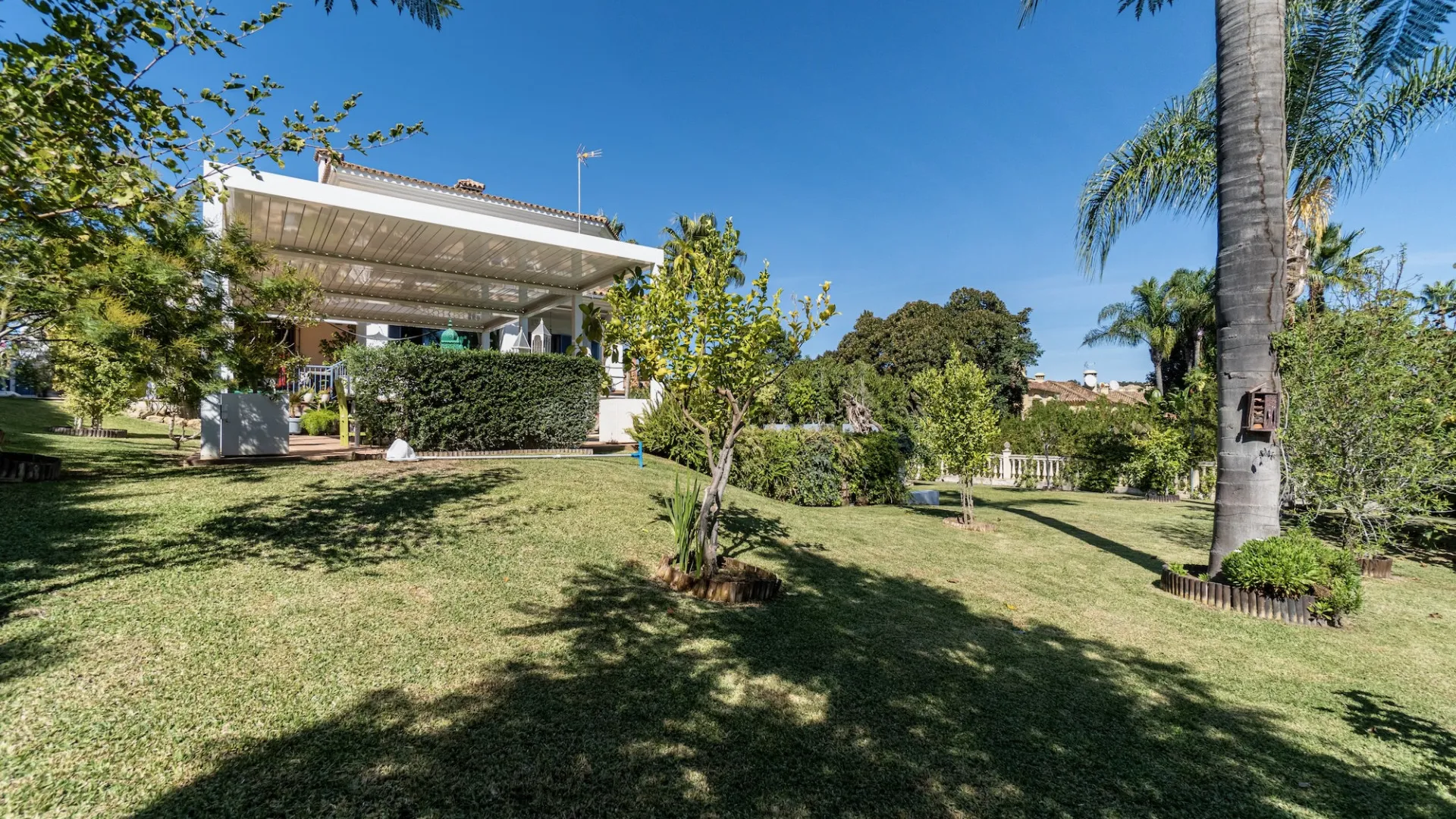 For sale 6 bedrooms villa in Zona B