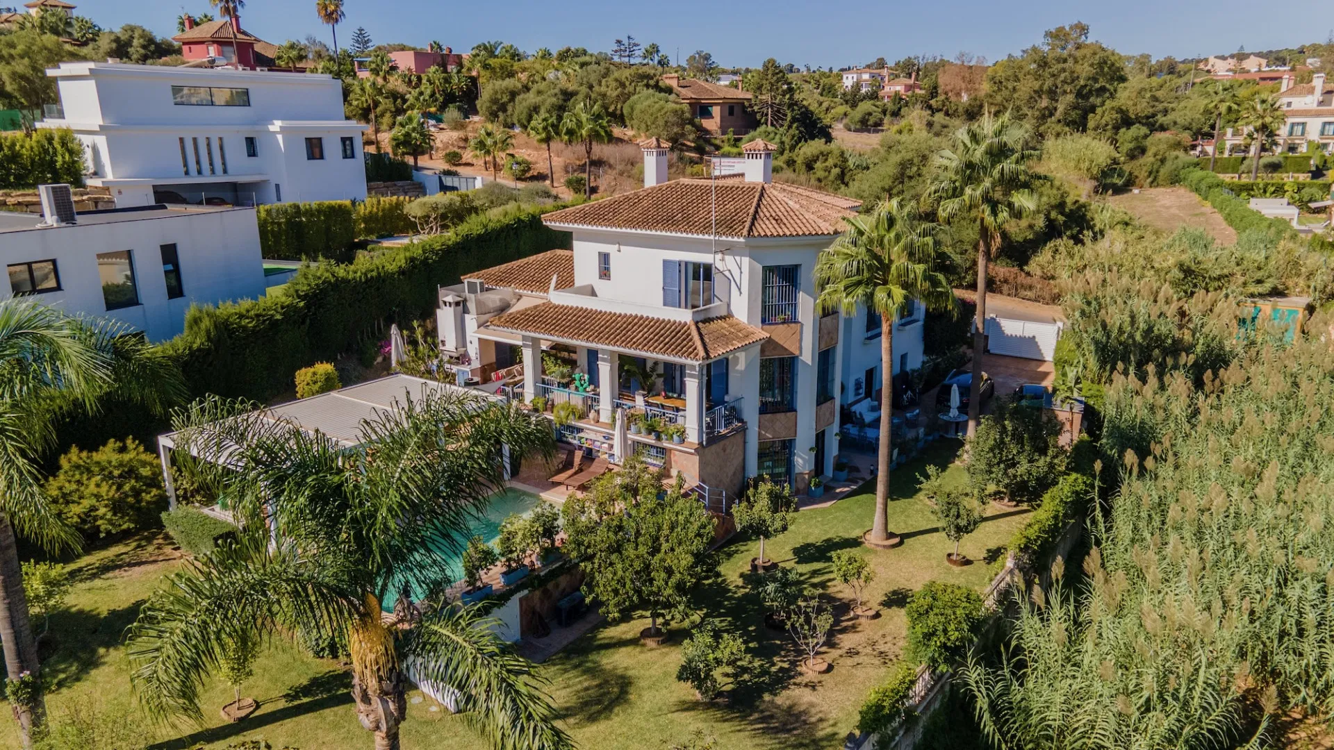 For sale 6 bedrooms villa in Zona B