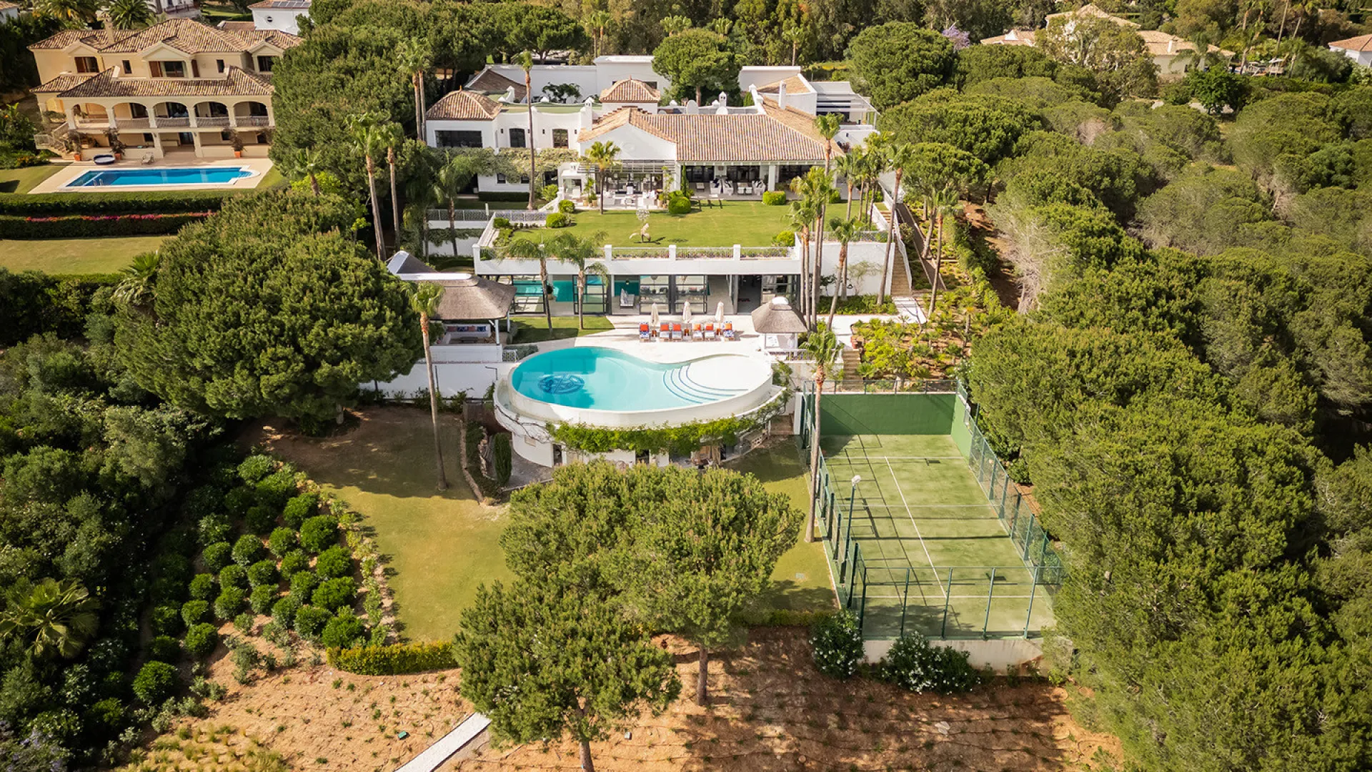 Zona F, villa en venta de 8 dormitorios