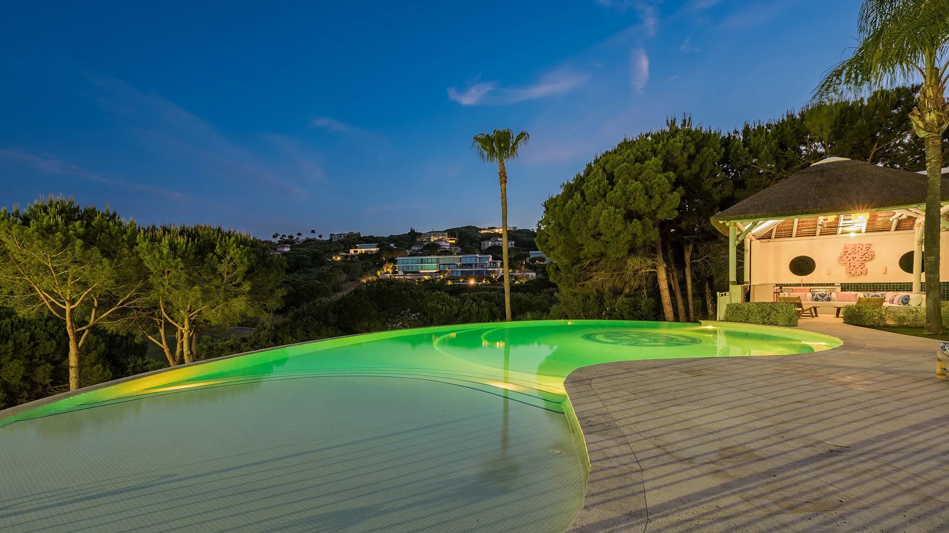 Zona F, villa en venta de 8 dormitorios