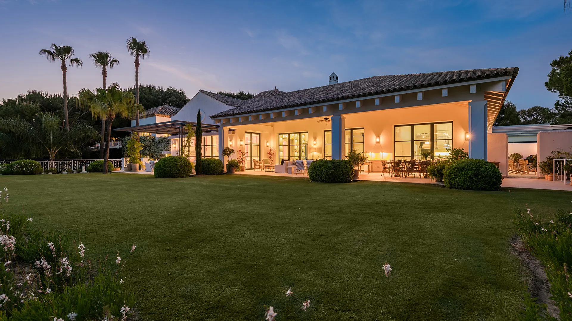 Zona F, villa en venta de 8 dormitorios