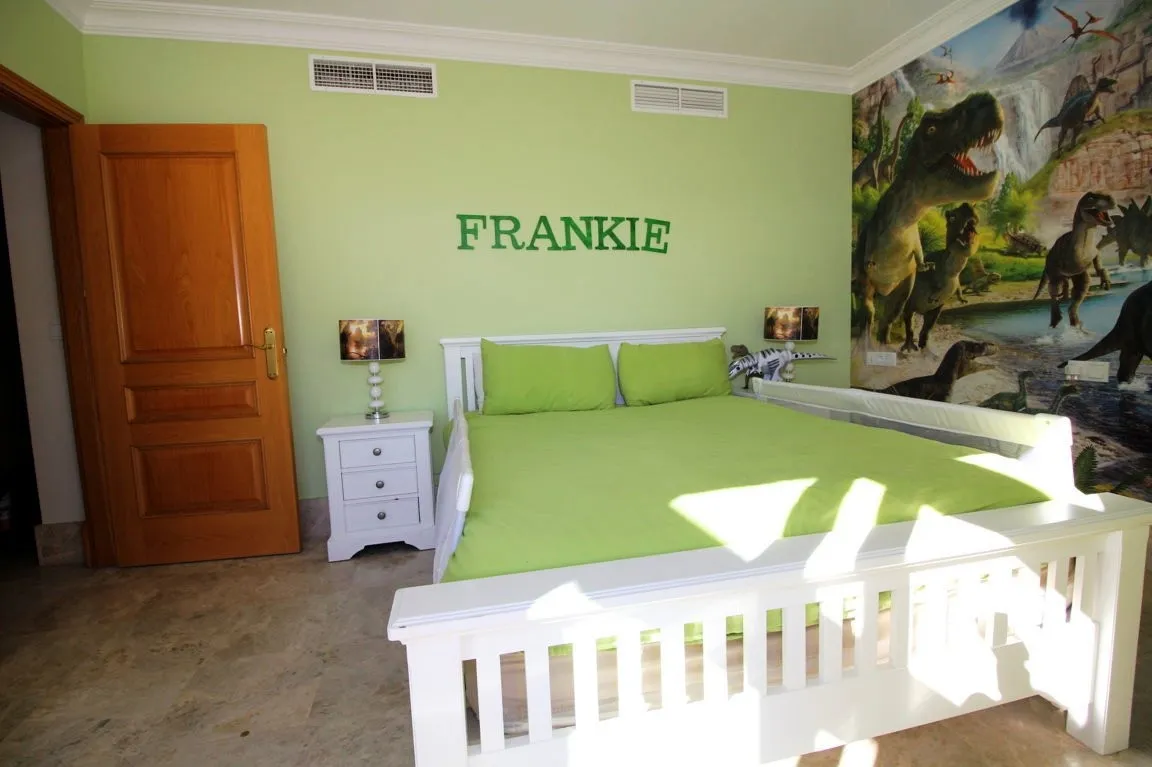 For sale villa with 4 bedrooms in Marbella East