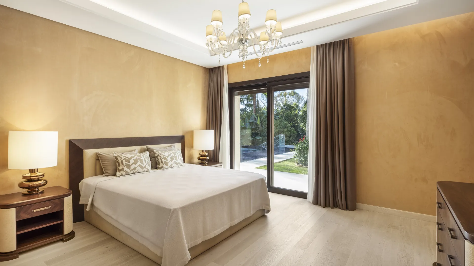 Villa con 5 dormitorios en venta en Nueva Andalucia