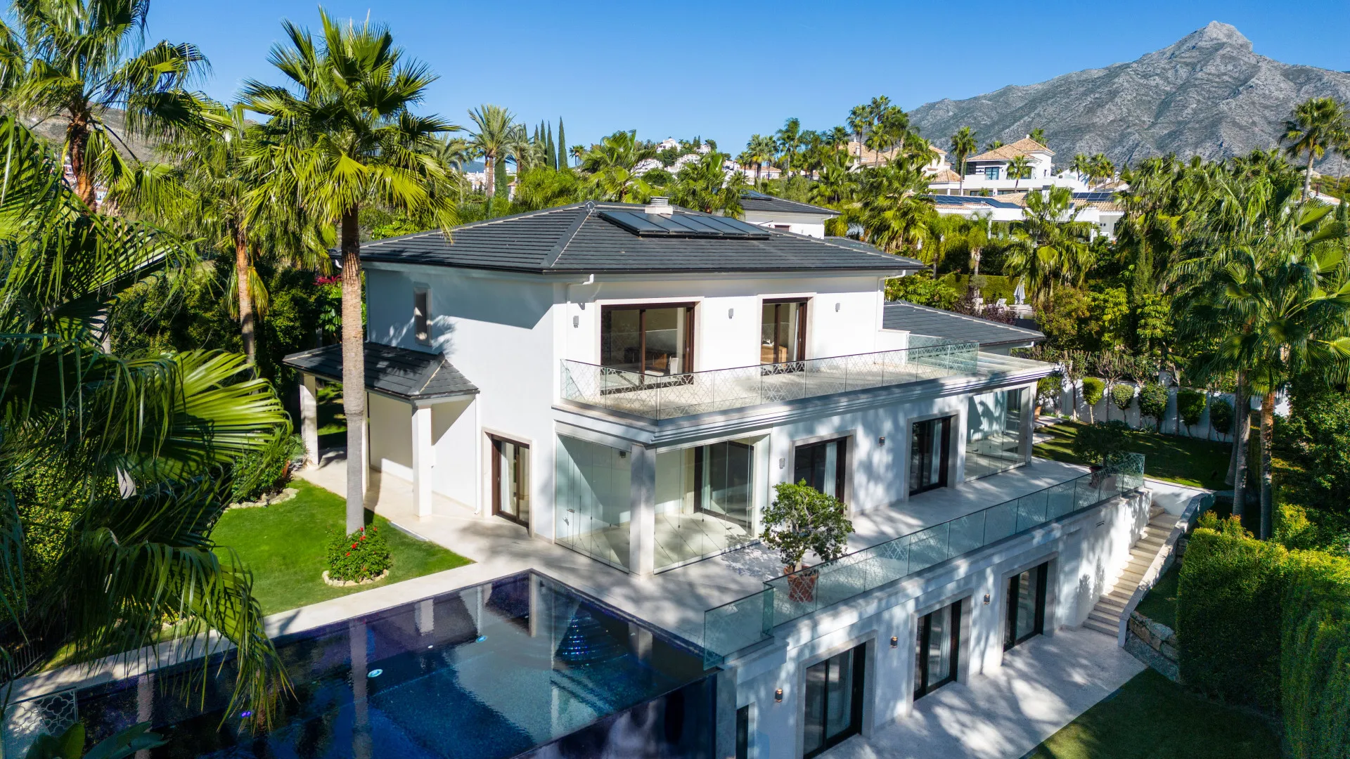 Villa con 5 dormitorios en venta en Nueva Andalucia