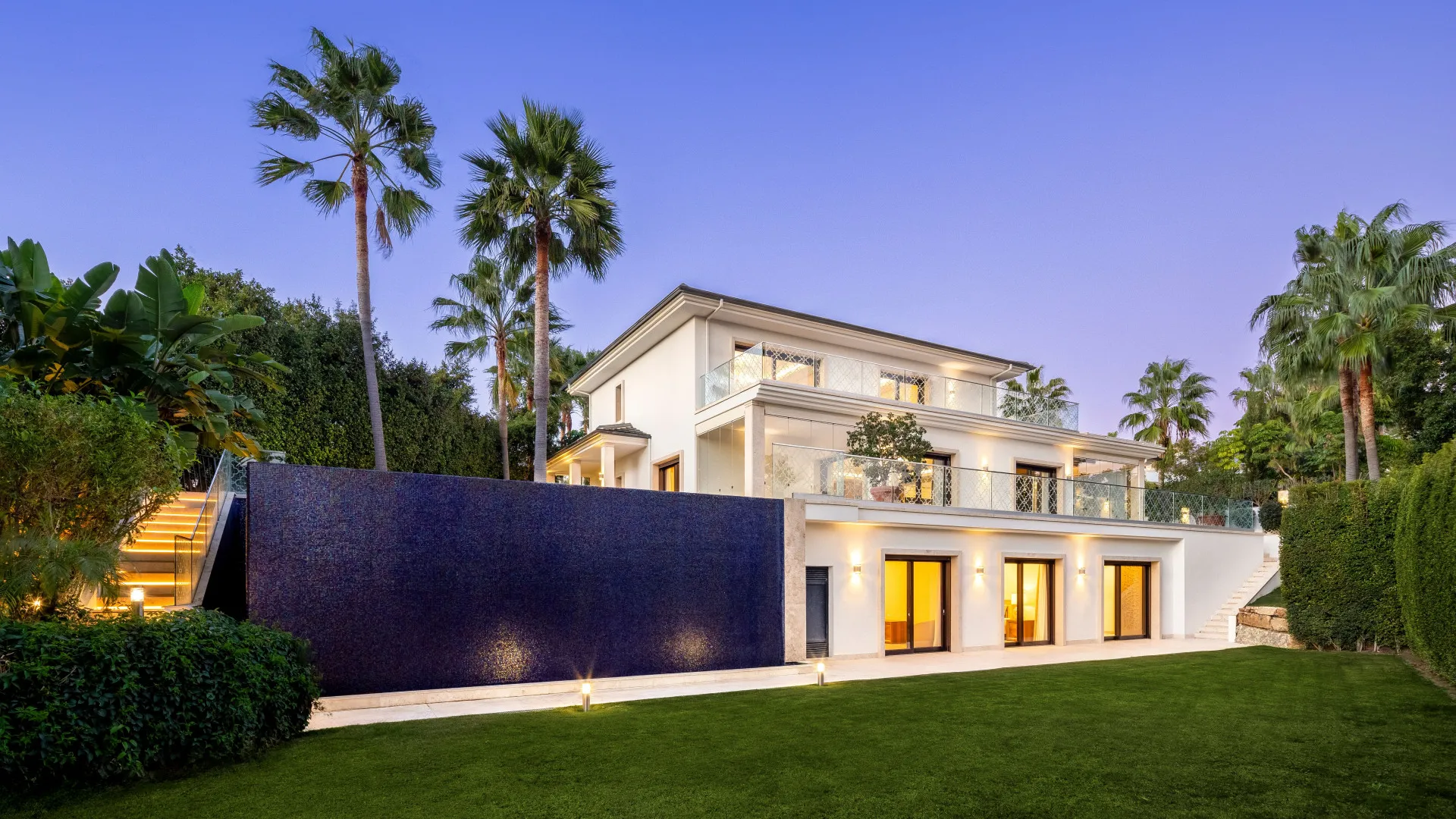 Villa con 5 dormitorios en venta en Nueva Andalucia