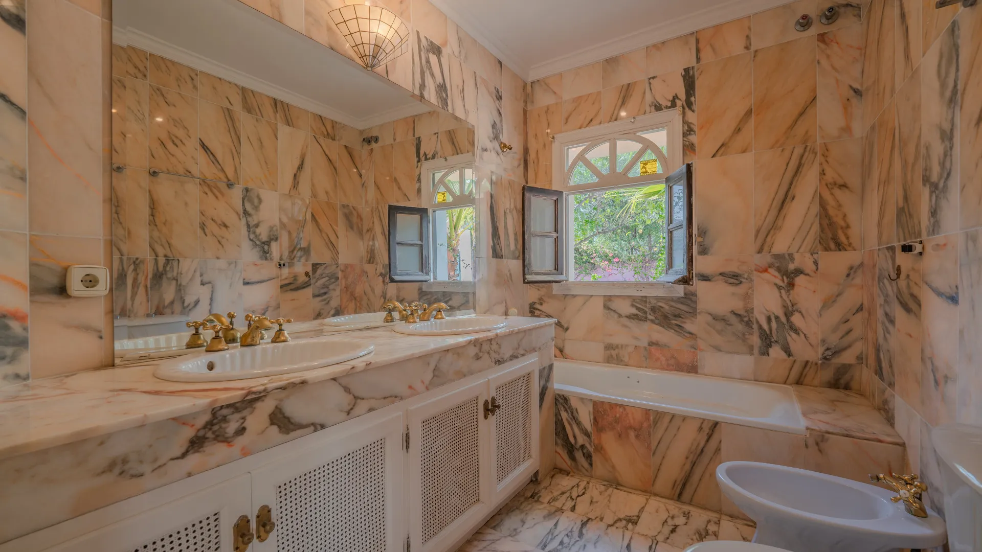 Se vende villa en Beach Side New Golden Mile