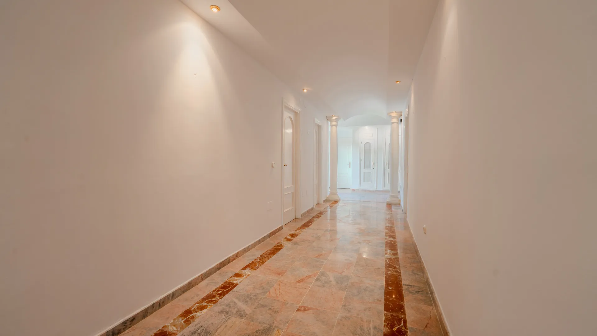 Se vende villa en Beach Side New Golden Mile