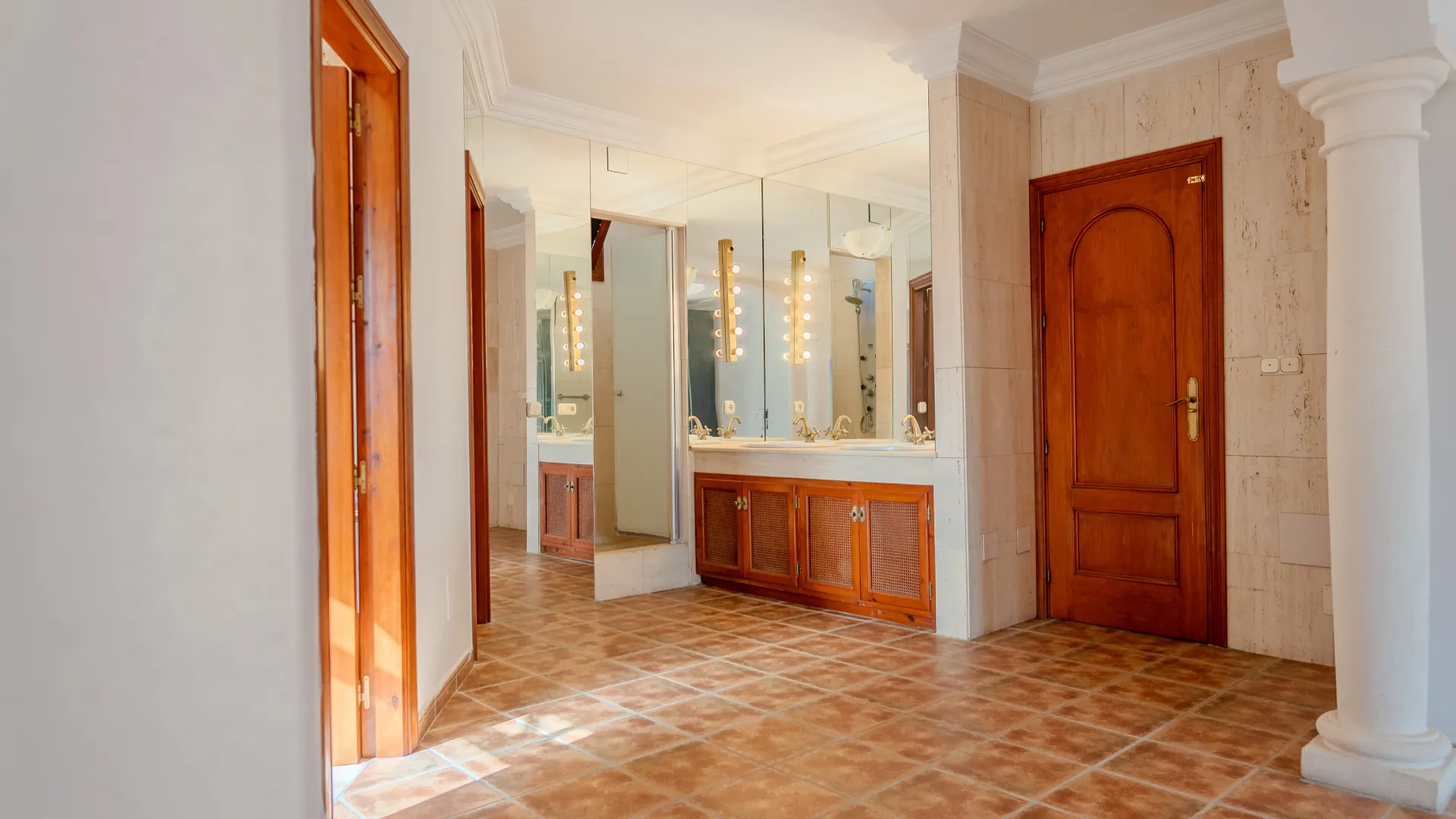 Se vende villa en Beach Side New Golden Mile