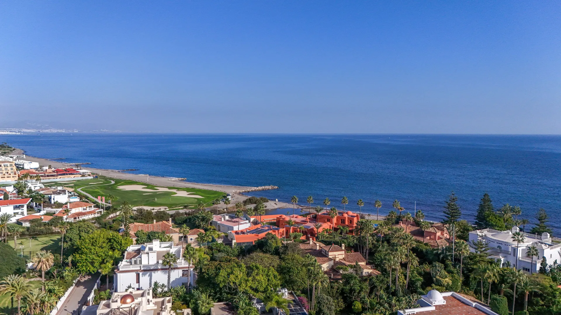 Se vende villa en Beach Side New Golden Mile