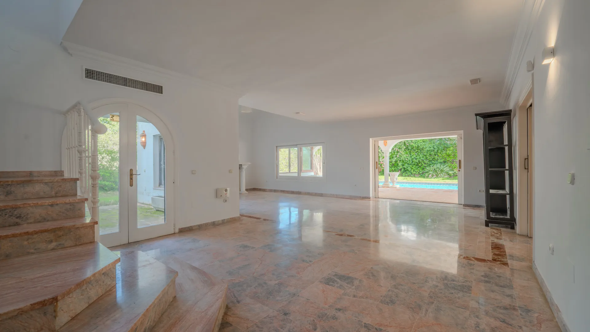 Se vende villa en Beach Side New Golden Mile