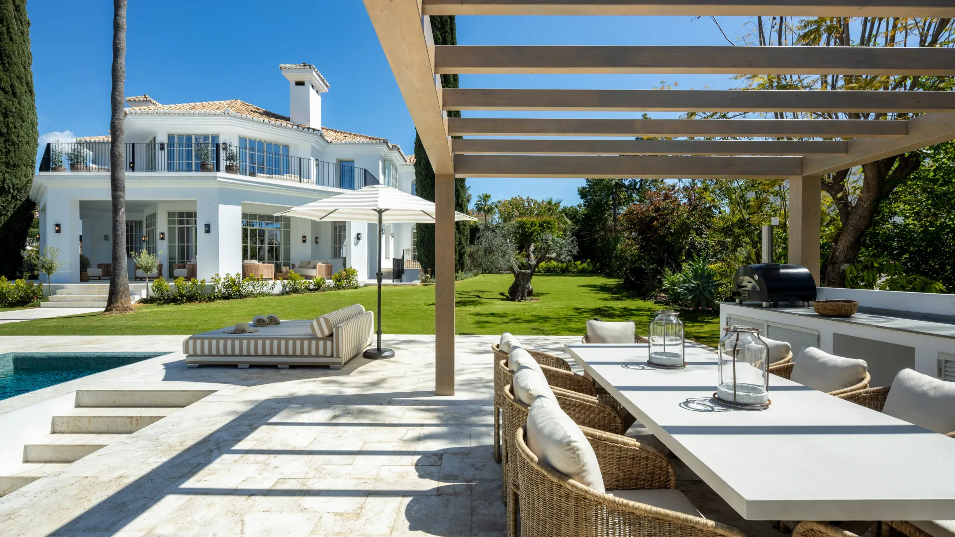 Villa en venta con 5 dormitorios en Nueva Andalucia