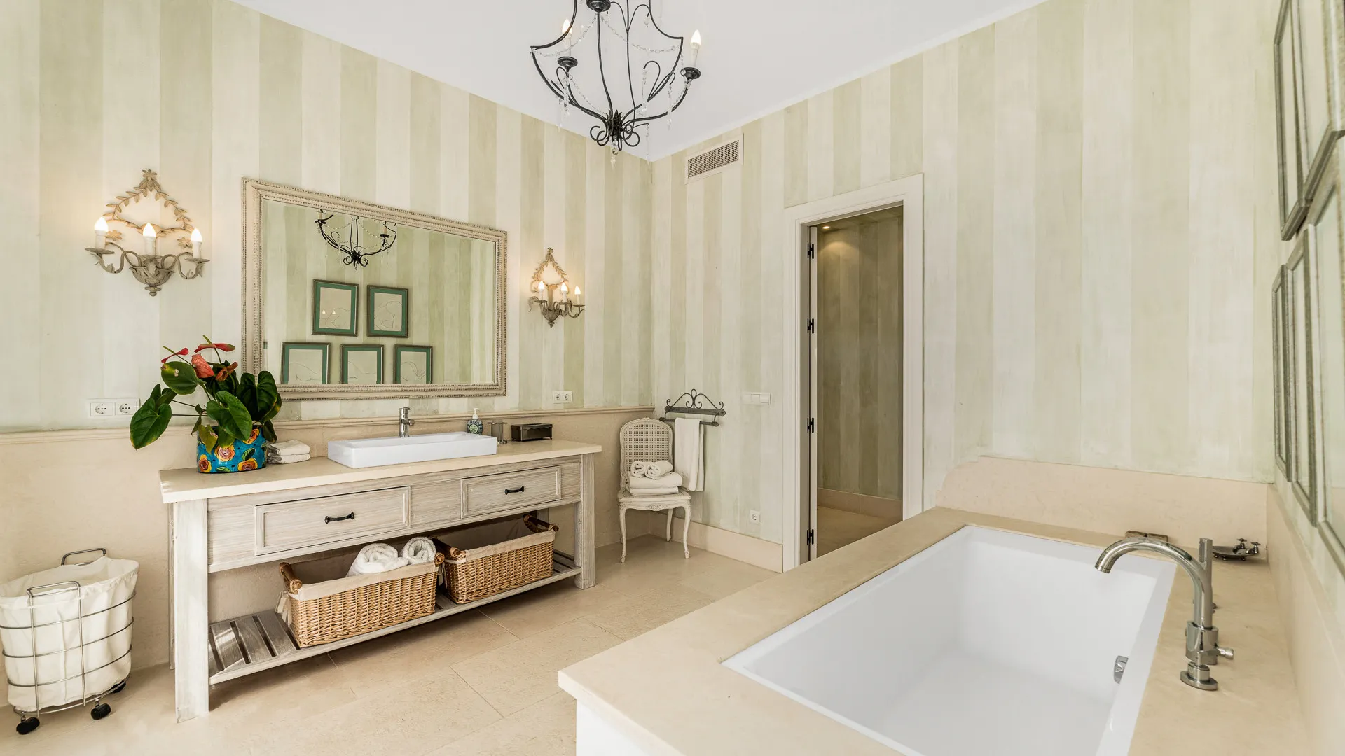 Villa for sale in Ctra. De Ronda