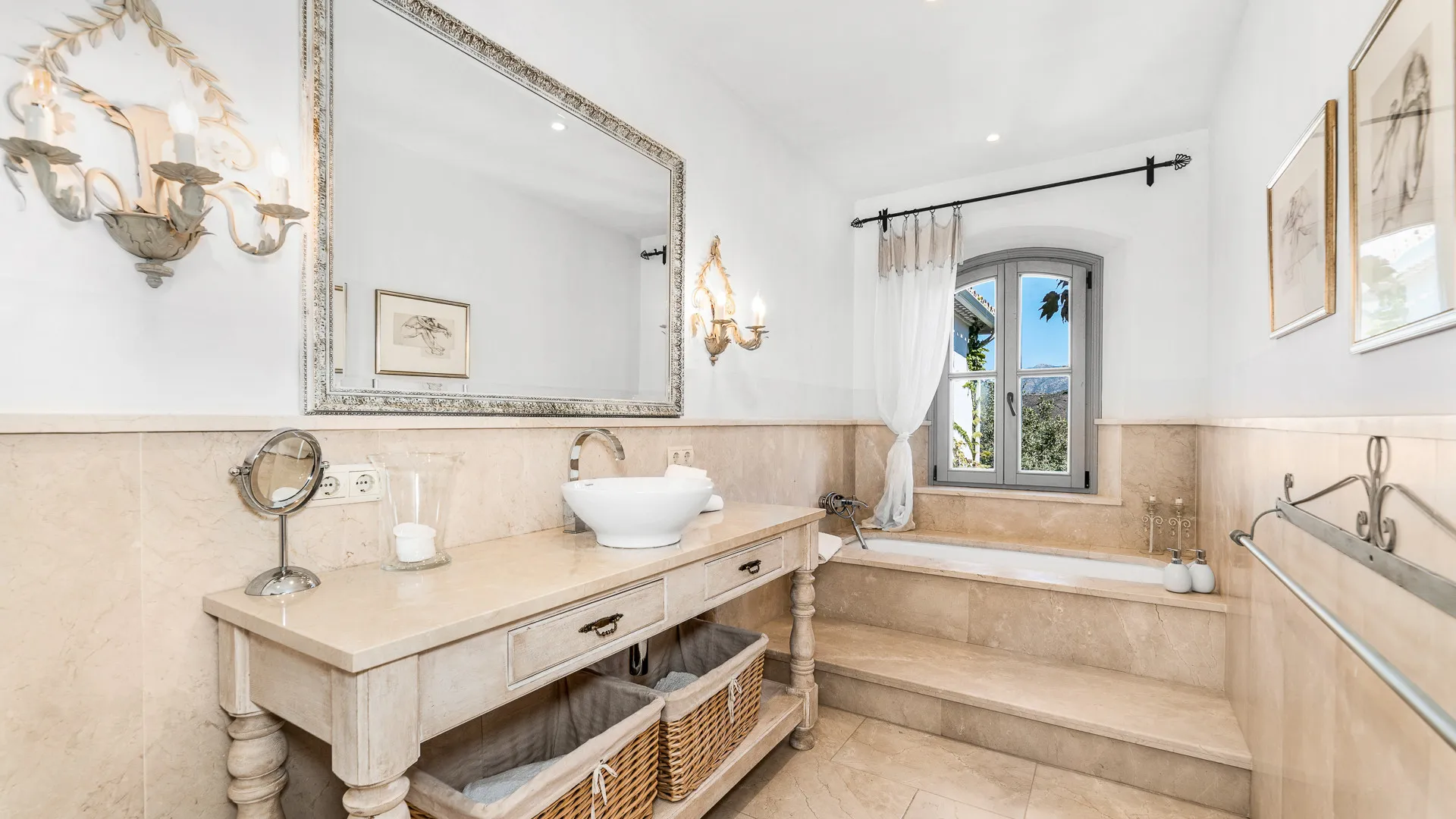 Villa for sale in Ctra. De Ronda