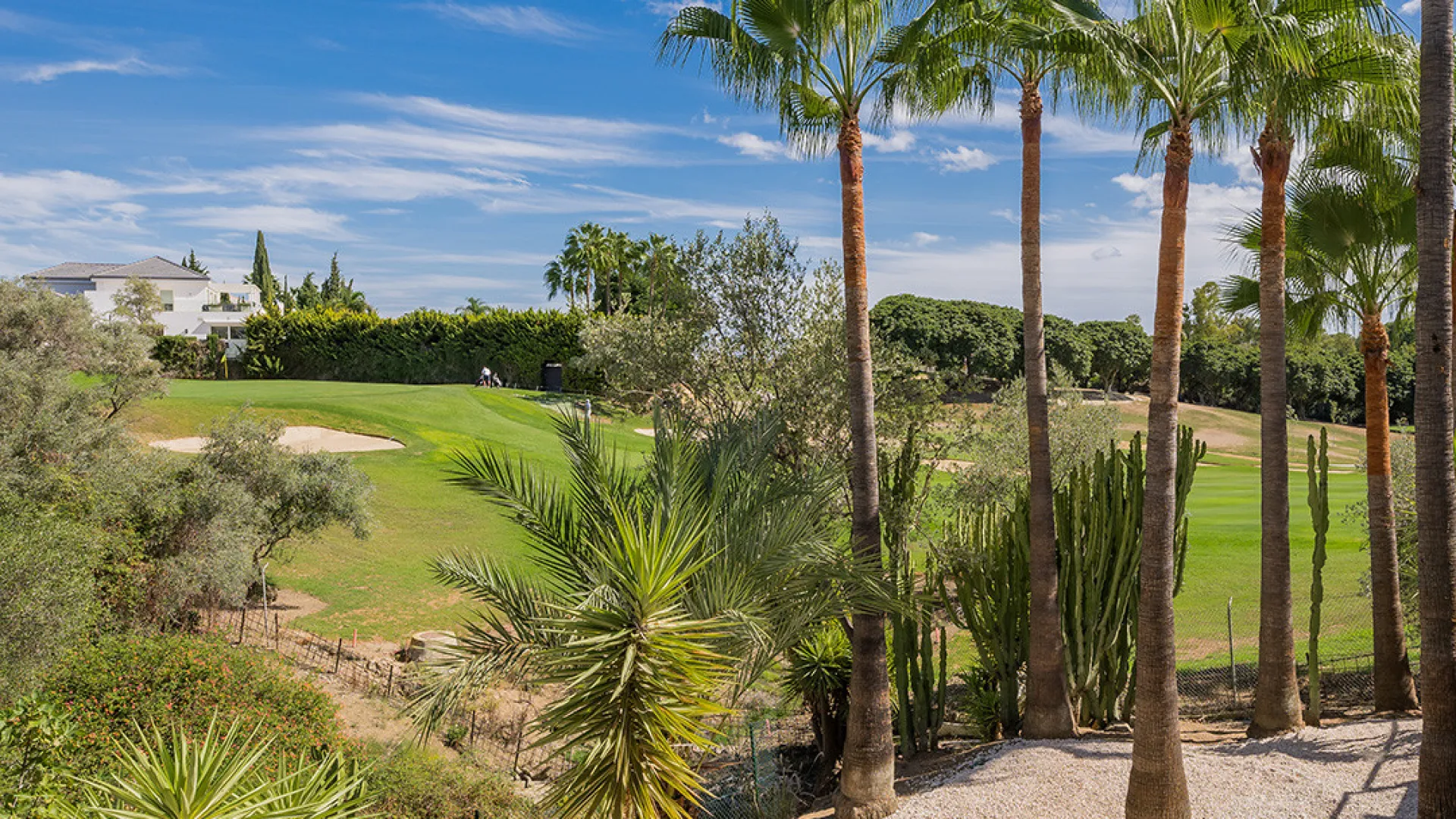 Villa for sale in Nueva Andalucia