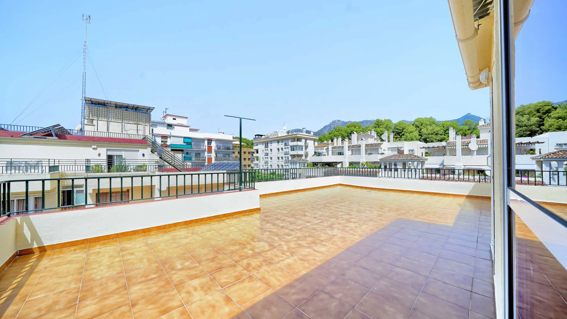 Marbella Ciudad, Ático de 2 dormitorios a la venta